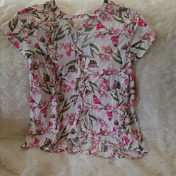 Gorgeous floral top - Picture 1 of 5